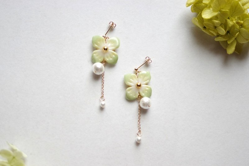 陶土艺术绣球花与棉珍珠耳针- Annabelle - 耳环/耳夹 - 粘土 绿色