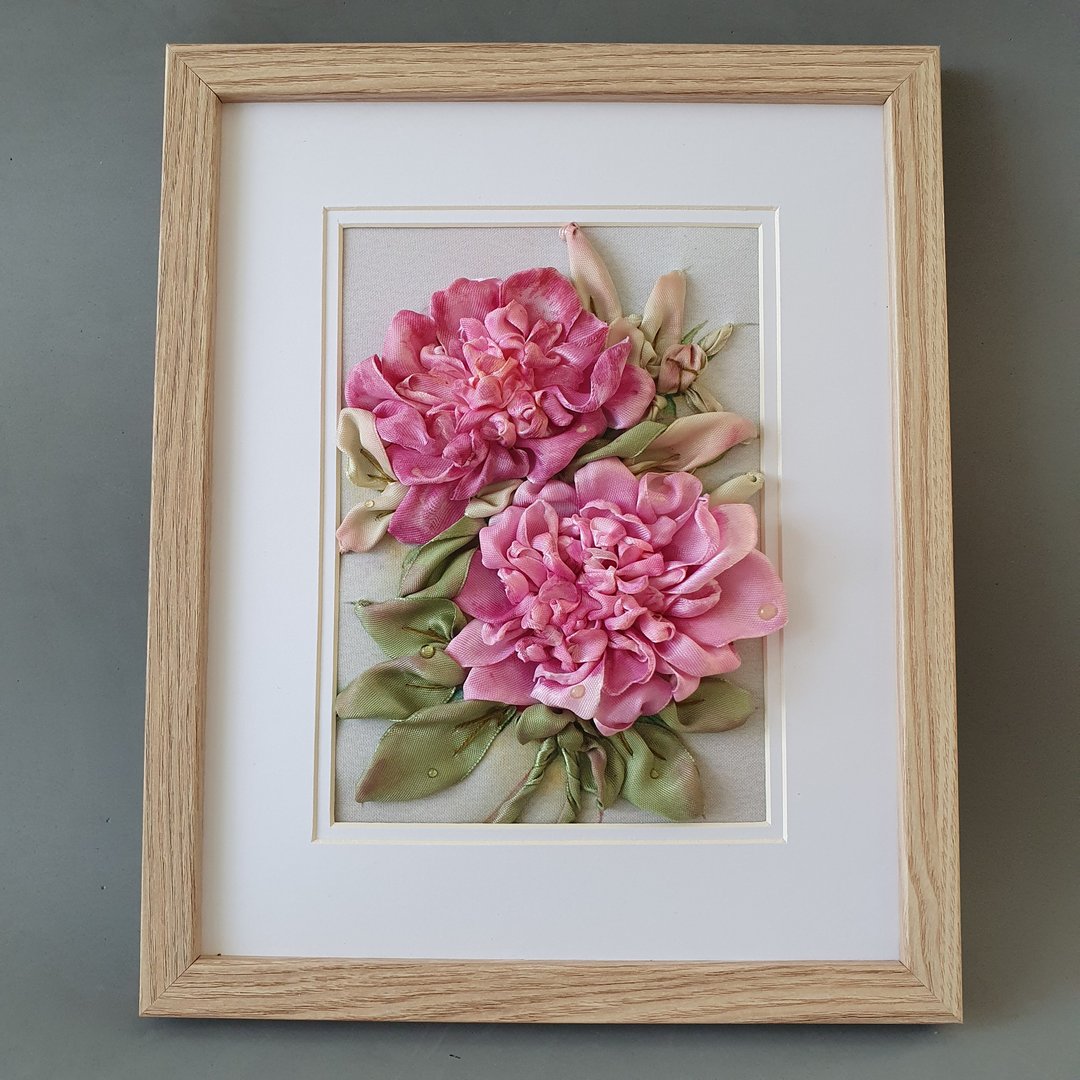 繡圖 Embroidered picture with peonies , hand embroidery gift - 画框/相框 - 绣线 粉红色