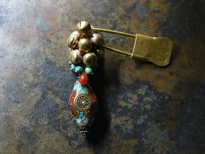 绿松石与红玉髓镶嵌珠饰、饱满铃铛、绿松石与水滴红玉髓的洗衣别针胸针 - 胸针 - 其他金属 绿色