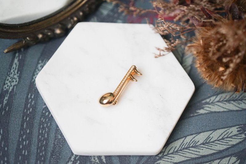 【老饰品/西洋老件】VINTAGE Krementz 闪亮音符古着胸针 - 胸针 - 其他金属 金色