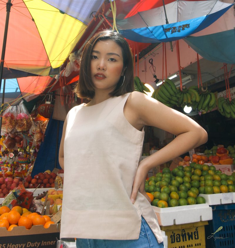 Sleeveless shirt round neck style with natural color - 女装上衣 - 棉．麻 白色