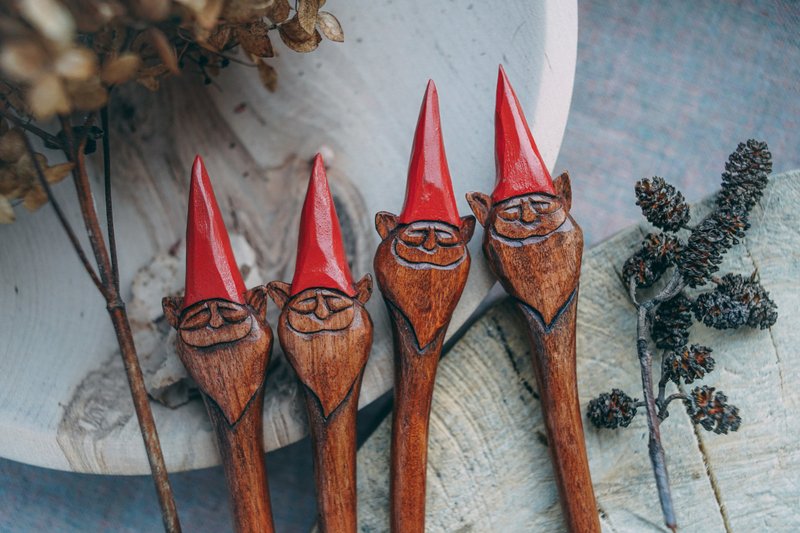 Hair pin dwarf, fairy gnome hair stick, hair accessory in goblincore style - 发饰 - 木头 红色