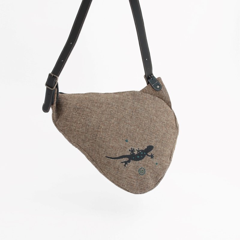 变色龙刺绣・斜背包 - 后背包/双肩包 - 真皮 卡其色