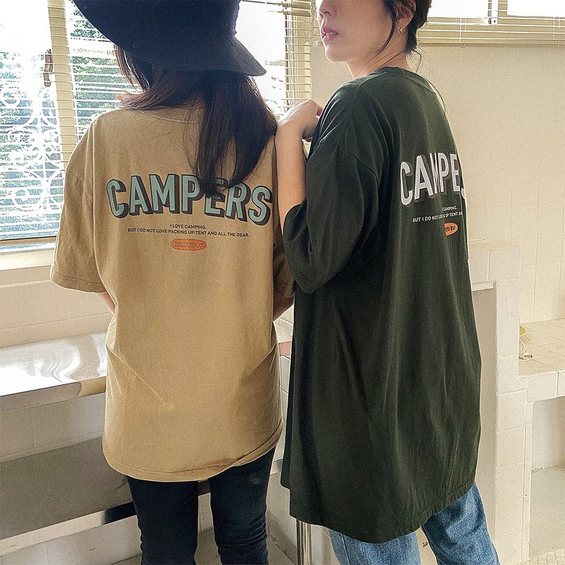 露营社 キャンプ 部 campers 卡其 宽松 插画短袖T恤 - 中性连帽卫衣/T 恤 - 棉．麻 卡其色