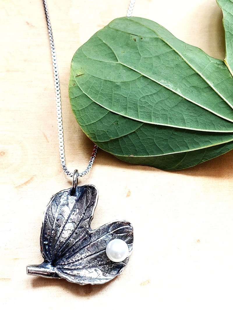 手作银饰-黑化纯银洋紫荆叶子淡水珍珠吊坠 - 颈链 - 纯银 银色