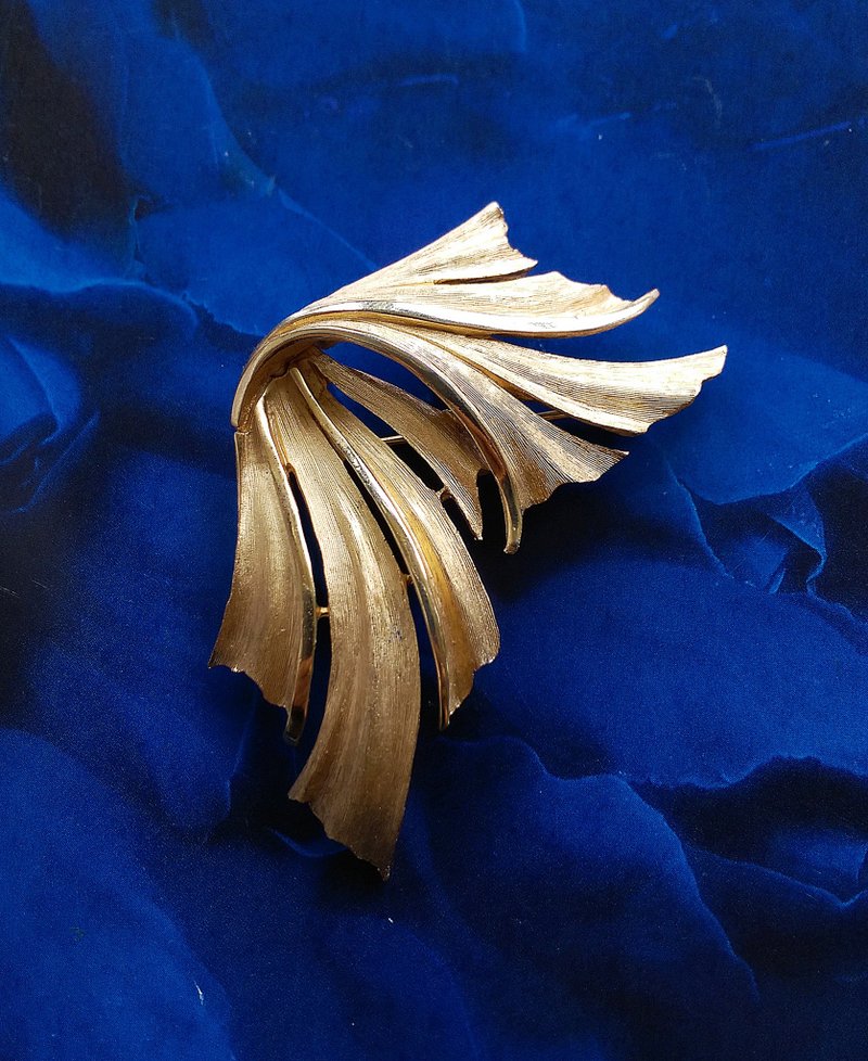 Vintage Jewelry 西洋古董饰品 TRIFARI 飘逸 刷纹丝带 别针 - 徽章/别针 - 其他金属 金色