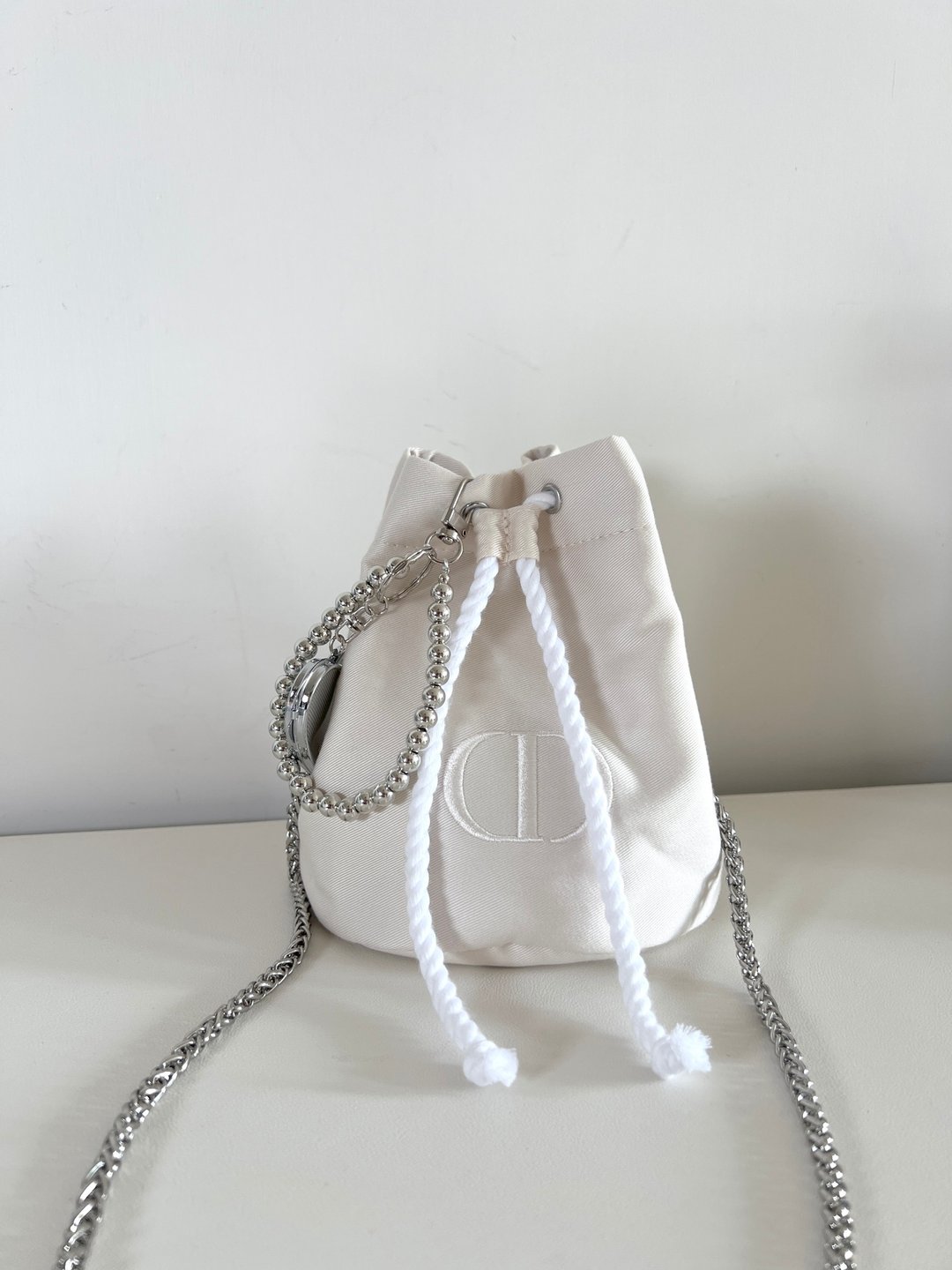 Dior CD米白色束口水桶链条包未使用品 送肩带和银珠链心形镜挂饰 - 束口袋双肩包 - 其他材质 白色