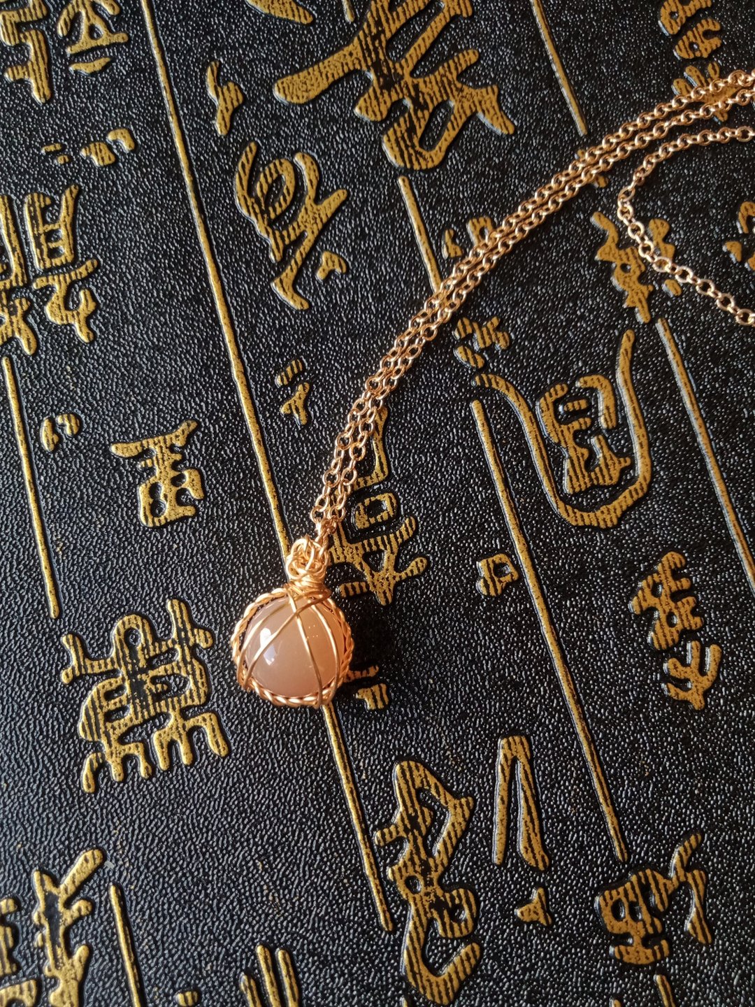 佚名山河。项链。橘/橙月光石。小小可爱的坠子~。金属编织 - 项链 - 宝石 橘色