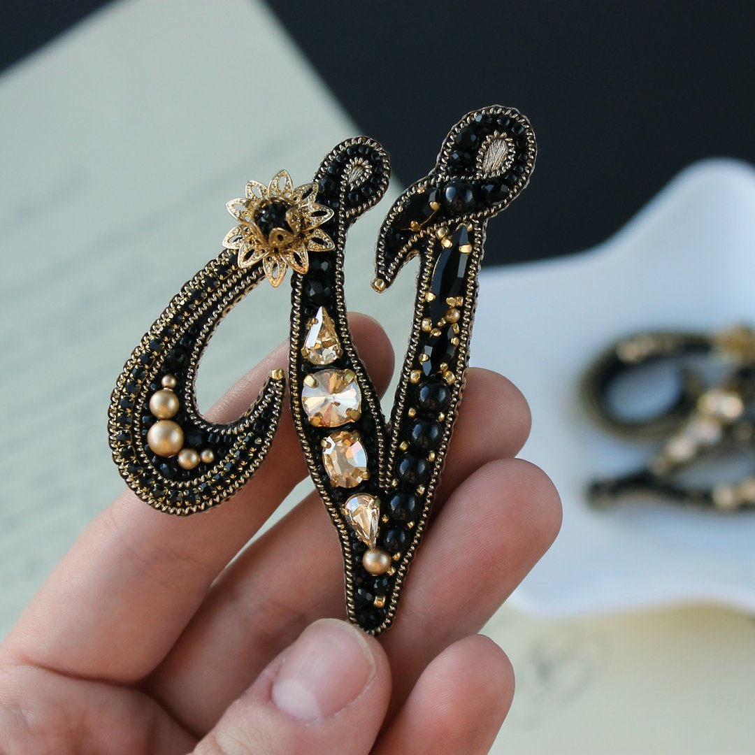 Beaded brooch English Letter/ Name Embroidered Brooch pin/ Customized Gift - 胸针 - 珍珠 黑色