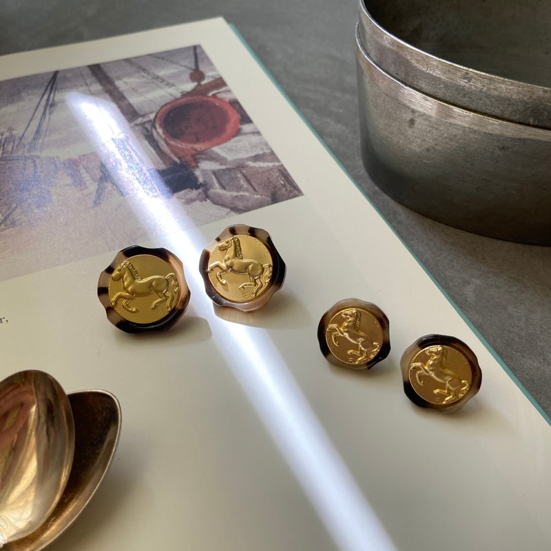 钮扣耳环x罗马帝国之战马 - 耳环/耳夹 - 其他材质 金色