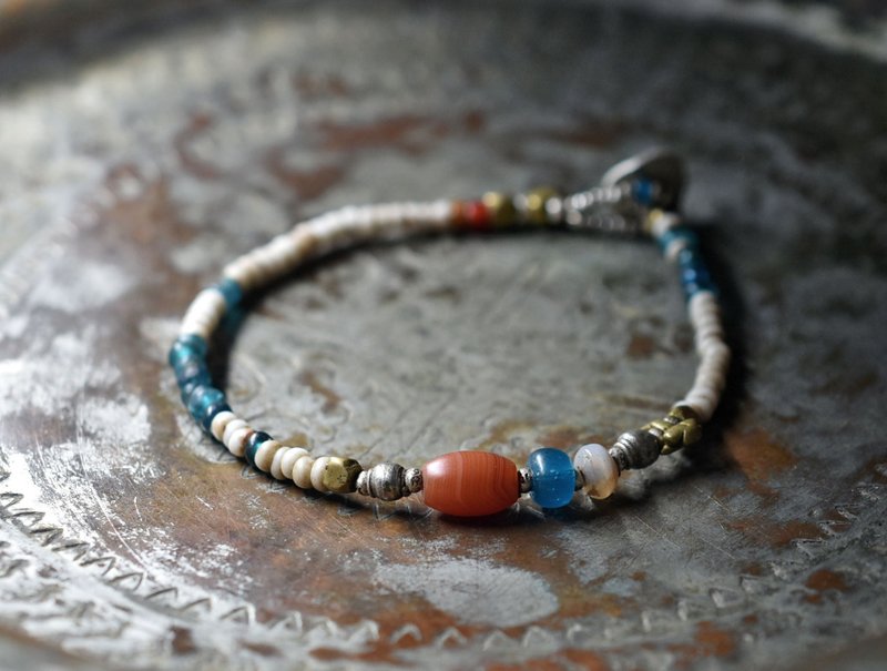 掸族红玉髓、古印度玛瑙、old 钦银饰与奥里萨黄铜、祖母绿蓝与白色珠子手链 - 手链/手环 - 玻璃 白色