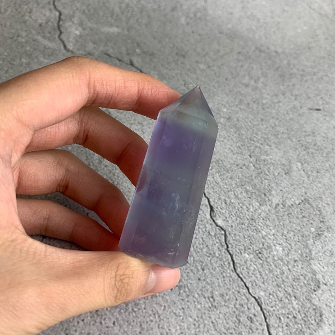 【微瑕疵福利品】水晶柱- 紫萤石  办公室疗愈设备摆饰 - 摆饰 - 宝石 紫色