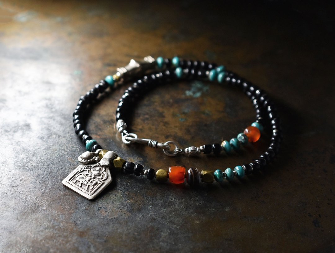 old Indian Silver top, Tuareg Silver, ancient agate, mizoram carnelian, Tibetan turquoise, jet black bead necklace - 项链 - 玻璃 黑色