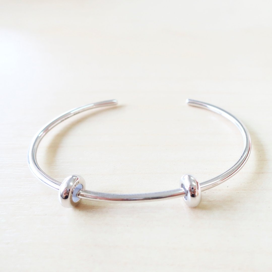 Open Bangle with Earth Stopper - White Gold - 手链/手环 - 纯银 白色