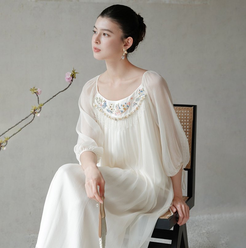 【100桑蚕丝】新中式复古中国风 灵动绣花/真丝灯笼袖長裙 - 裙子 - 丝．绢 白色