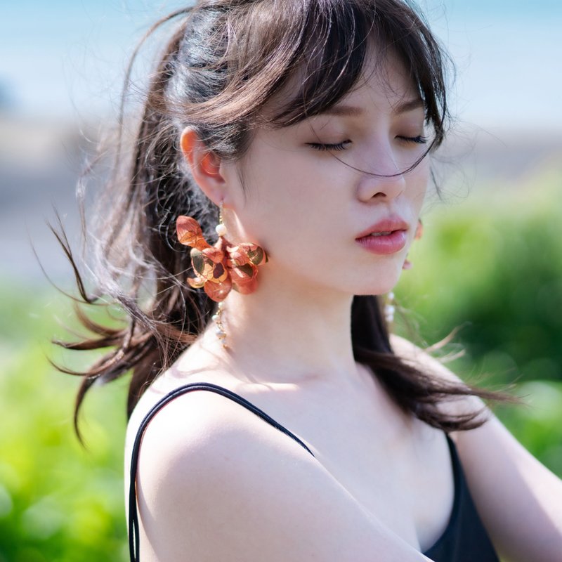 Scheming 洒落珍珠串不规则蓬蓬裙真丝花耳环 - 耳环/耳夹 - 其他材质 橘色