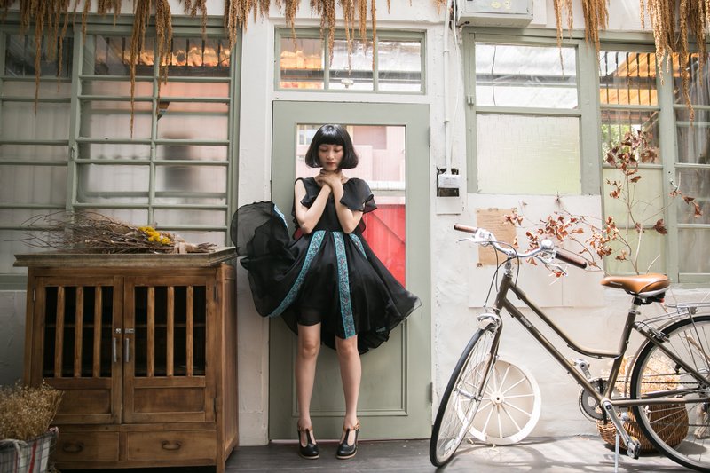 马克其实是北投女巫 雪纺背后飘飘拼接钉珠洋装 - 洋装/连衣裙 - 棉．麻 黑色