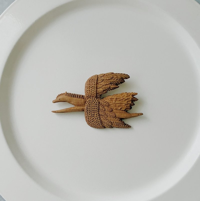 飞马：木雕胸针 订制商品【订购后约 1 个月内到货】樱桃木/枫木 无染色蜂蜡涂装 手作 - 胸针 - 木头 咖啡色