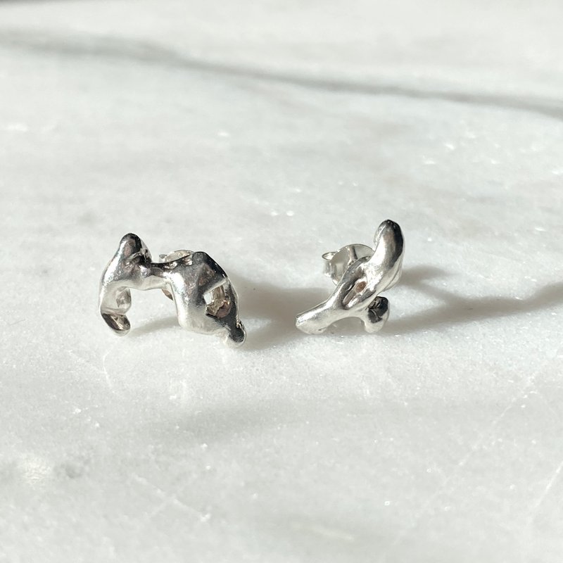 【纯银手作】潺潺水流不规则耳针耳环 - 耳环/耳夹 - 纯银 银色