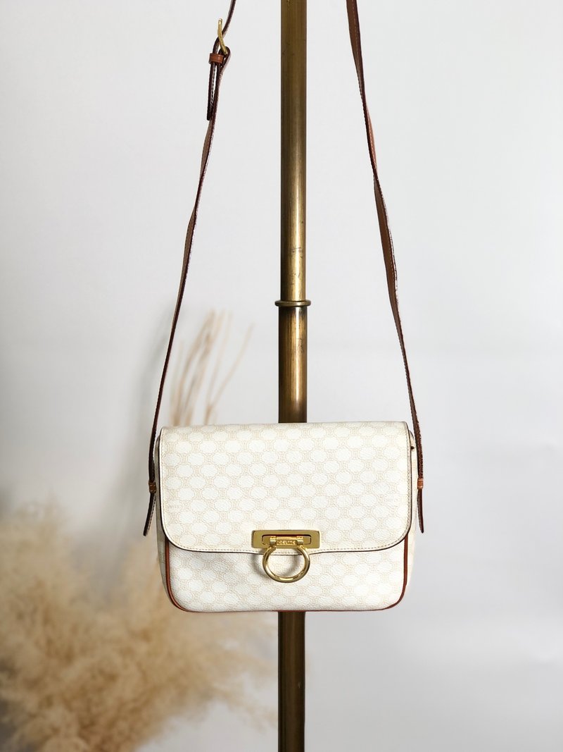 【 VintageShop solo 日本直送中古包专卖店 】CELINE セリーヌ 马车 logo 侧背包 白色 Gancini PVC 皮革 vintage w4jb3k - 侧背包/斜挎包 - 防水材质 白色