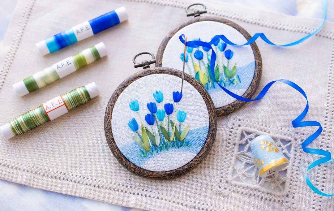Blue tulip flower embroidery production kit [Why don't you start ribbon embroidery] It is a kit that you can easily make with silk blur ribbon. - 编织/刺绣/羊毛毡/裁缝 - 绣线 蓝色