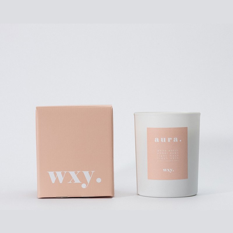 【微瑕疵/盒损】英国 wxy 经典蜡烛 - aura. 云杉 & 琥珀绒 - 蜡烛/烛台 - 玻璃 粉红色