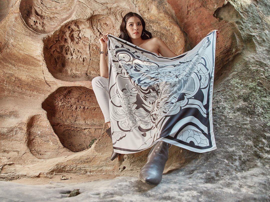 Prestige in Mono - Mono Tiger Printed Silk Innity Large Scarf - 丝巾 - 聚酯纤维 白色