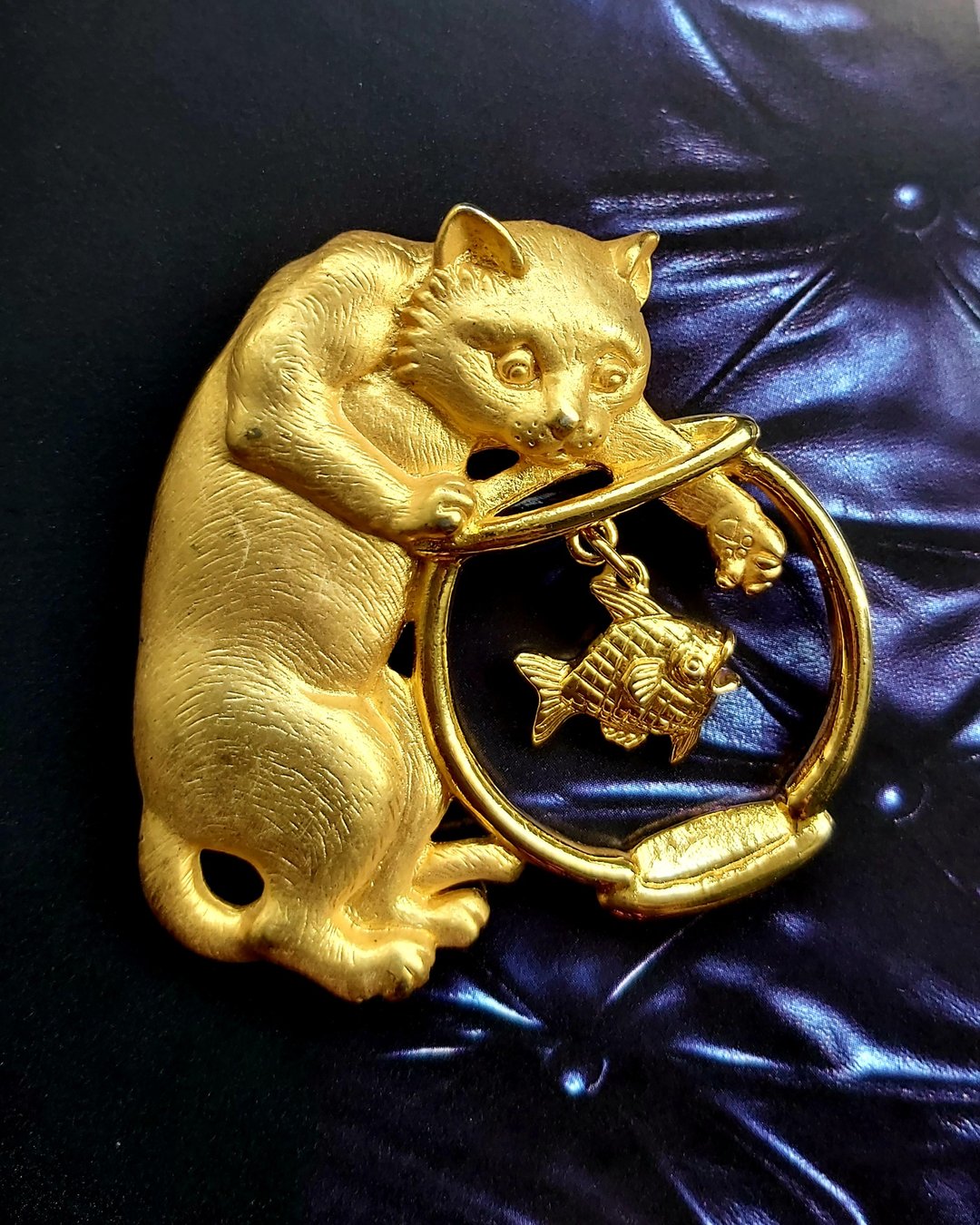西洋古董饰品。JJ  非常爱鱼缸的猫 - 金色调 别针 - 徽章/别针 - 其他金属 金色
