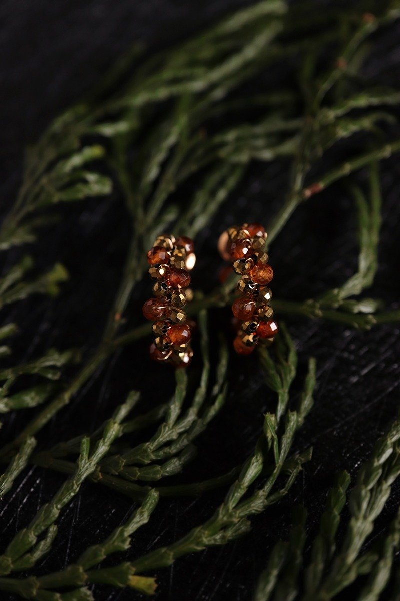 14KGF 石榴石×赤铁矿 天然石耳环 编织系列-暮金 - 耳环/耳夹 - 宝石 金色