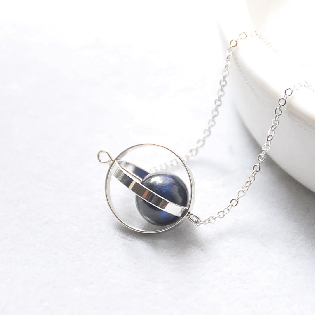 勇气星球。宇宙。银环。蓝虎眼。项链 Valor Planet。Galaxy。Sliver Ring。Hawk-eye 。Necklace。生日礼物。闺蜜礼物。姐妹礼物 - 颈链 - 宝石 蓝色