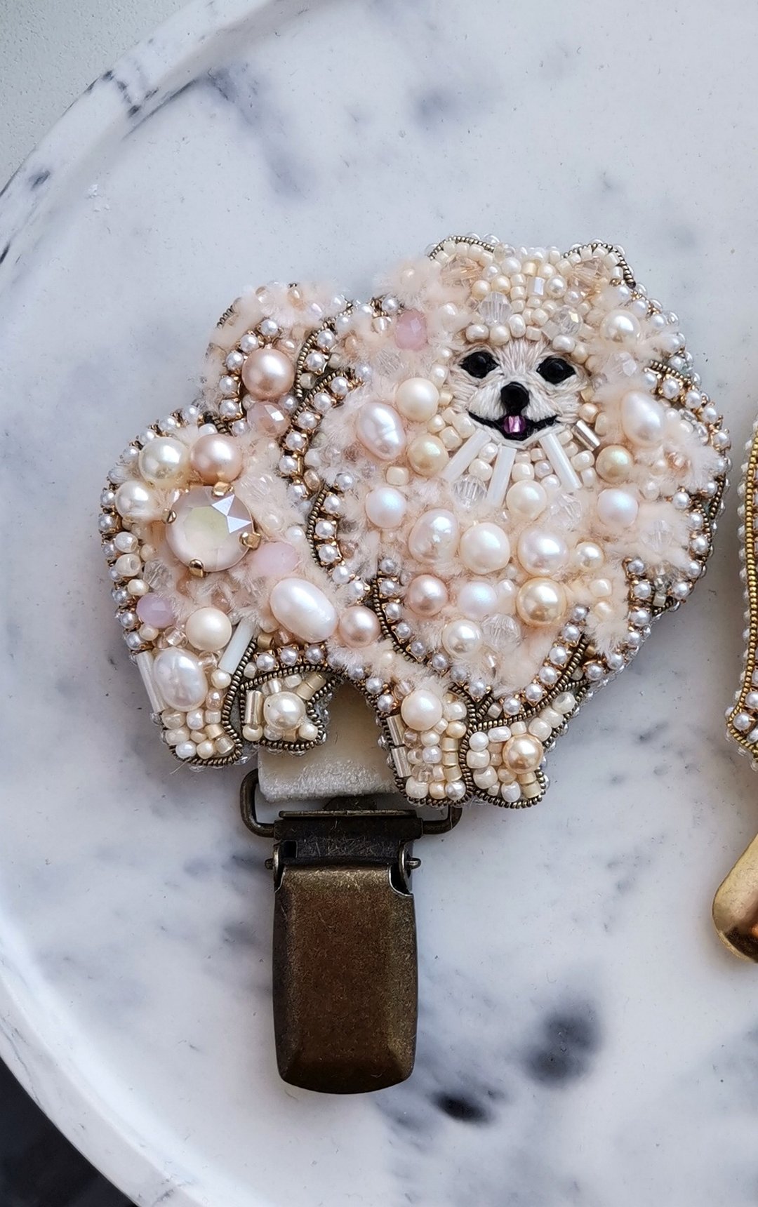 奶油色博美犬饰品胸针，狗狗比赛夹，宠物肖像，送给狗狗爱好者的礼物 - 胸针 - 玻璃 金色