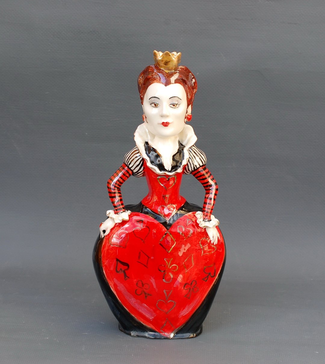Queen of hearts Porcelain figurine Alice in Wonderland Red Queen Fairy tale - 玩偶/公仔 - 瓷 多色