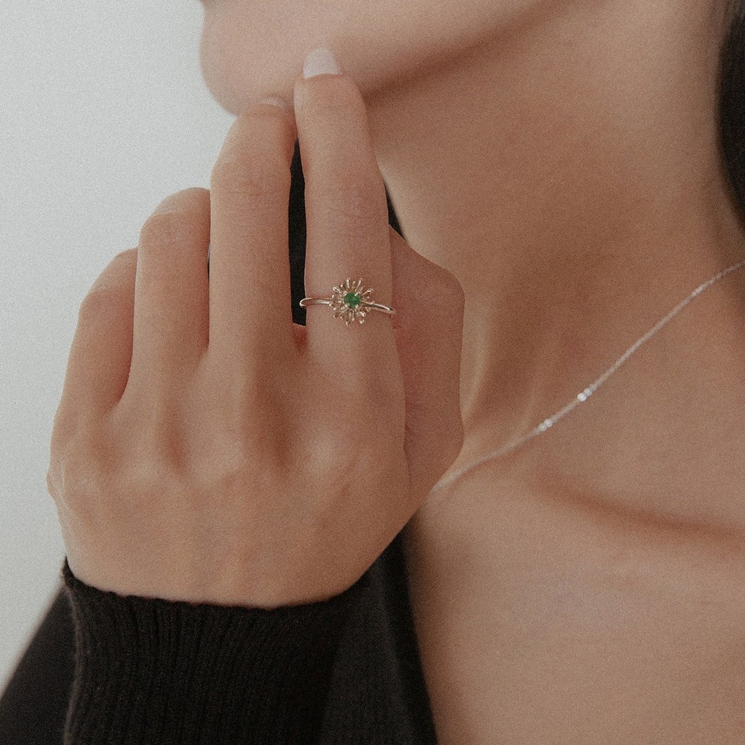 Small Daisy Ring 小雏菊花 祖母绿宝石 纯银戒指 优雅别致 - 戒指 - 纯银 银色