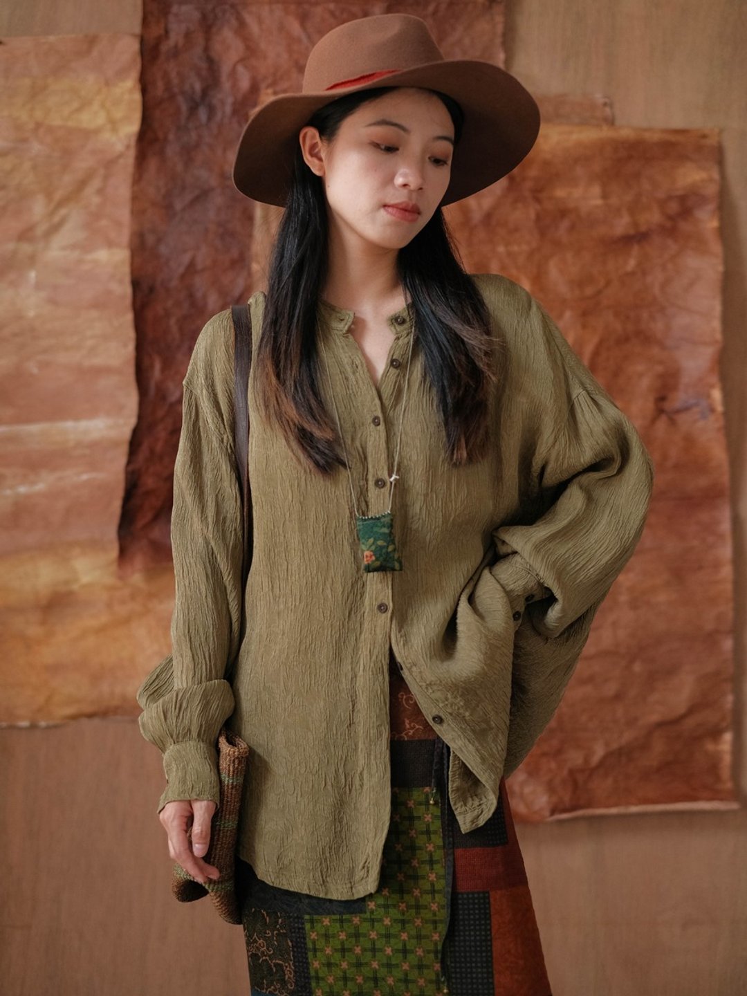 秋香色 開襟立領垂墜提花慵懶人絲植物染長袖襯衫 - 女装衬衫 - 棉 绿色