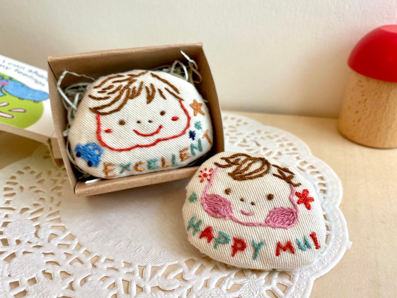 【定制】儿童卡通似颜刺绣 布石头胸针订制 - 婴儿饰品 - 棉．麻 多色