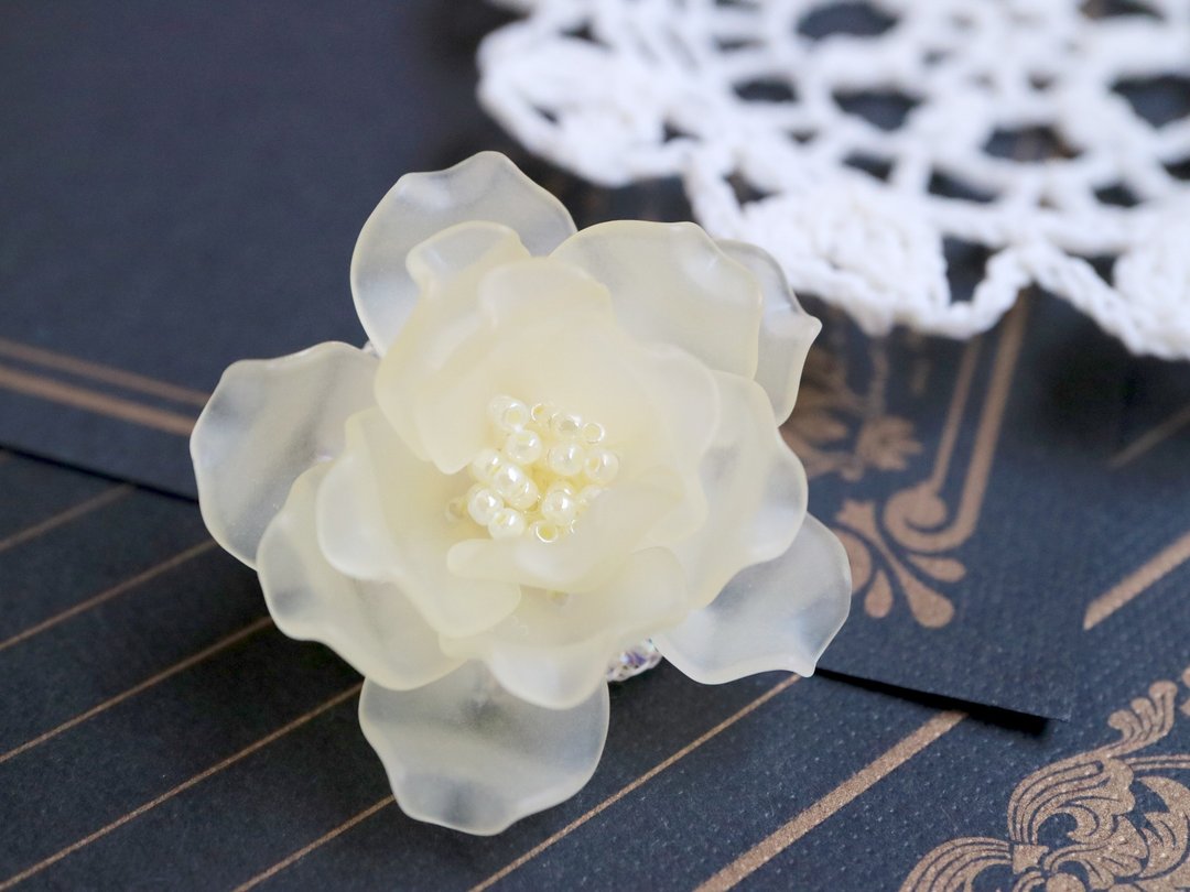 玛丽安东尼 奶油黄玫瑰胸针 轻量亚克力手工别针 婚礼毕业饰品 - 胸针 - 塑料 黄色