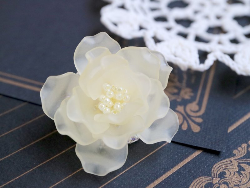 玛丽安东尼 奶油黄玫瑰胸针 轻量亚克力手工别针 婚礼毕业饰品 - 胸针 - 塑料 黄色