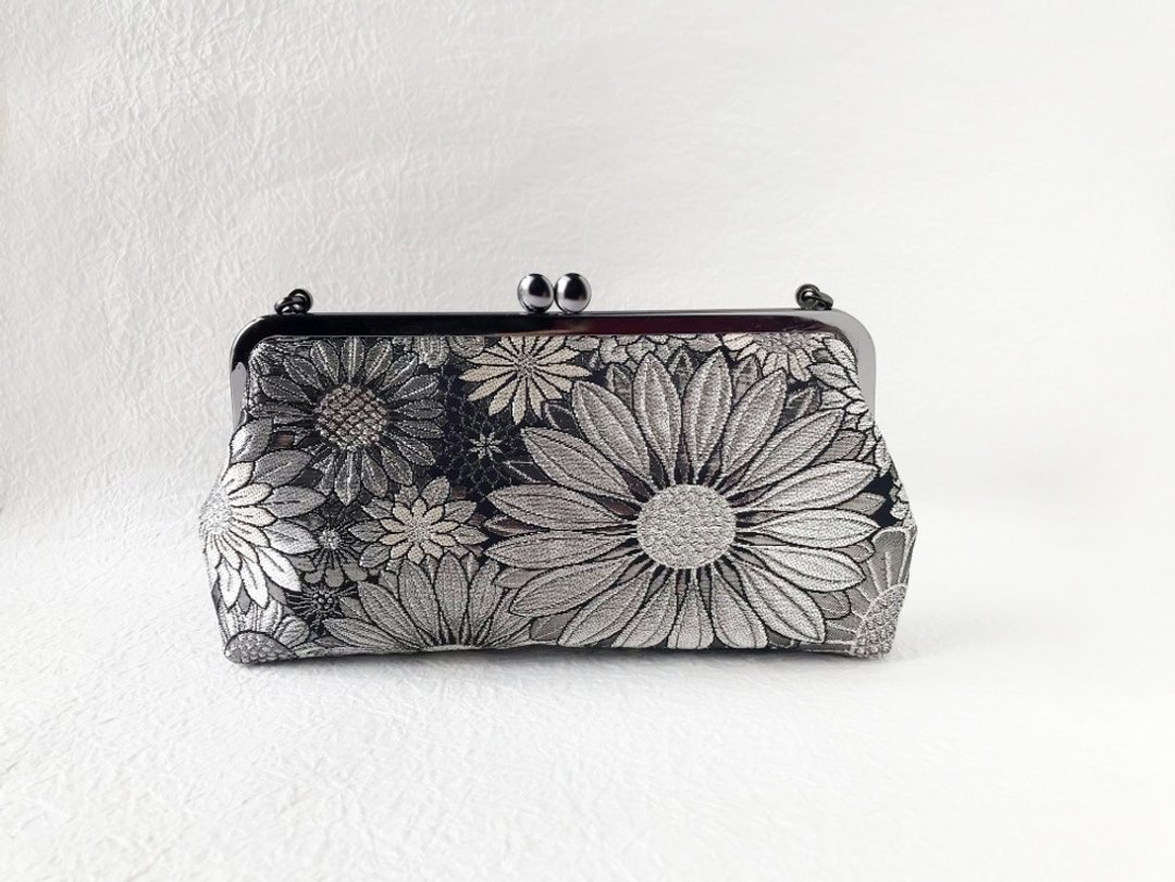 Chrysanthemum pattern clutch bag - 手拿包 - 丝．绢 银色