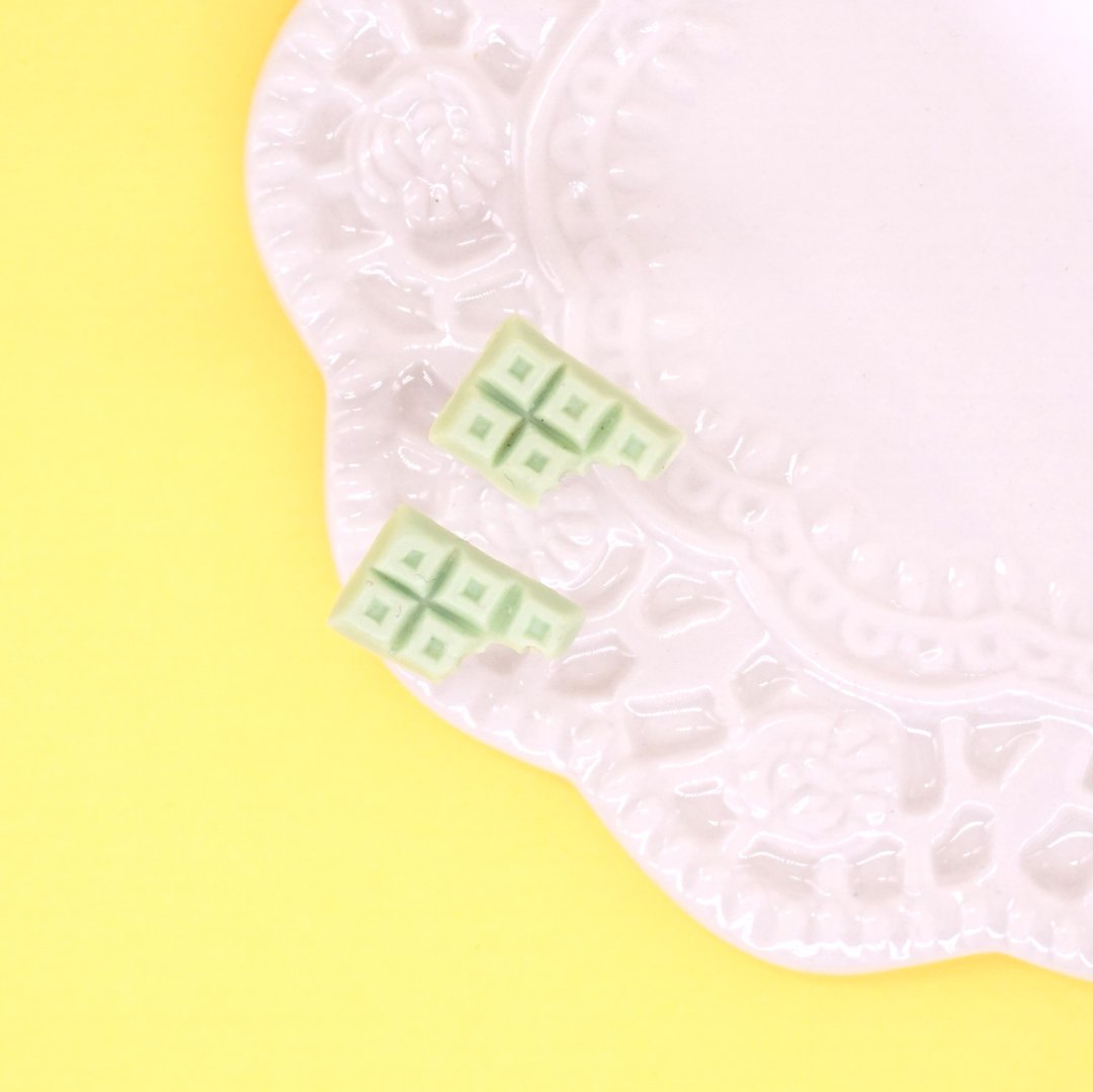 Playful Design 咬一口抹茶巧克力块耳环 - 耳环/耳夹 - 粘土 绿色