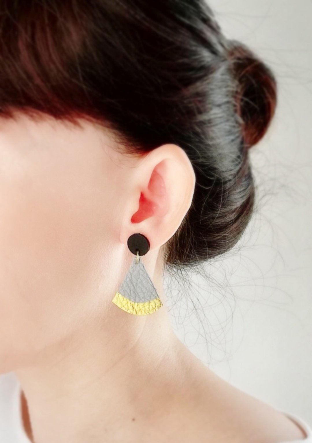 Handmade leather earring grey black and gold color - 耳环/耳夹 - 真皮 灰色