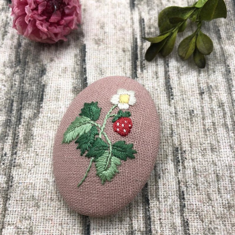 刺绣襟针 士多啤梨花/草莓花 - 胸针 - 棉．麻 粉红色