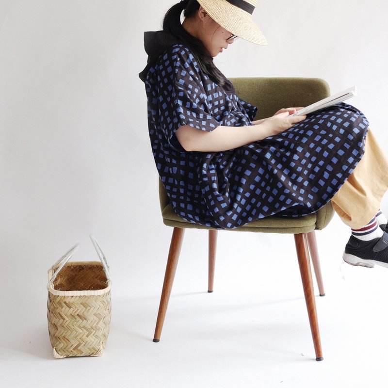 不规则格纹 斗篷式宽版短袖连帽上衣 - 女装上衣 - 棉．麻 蓝色