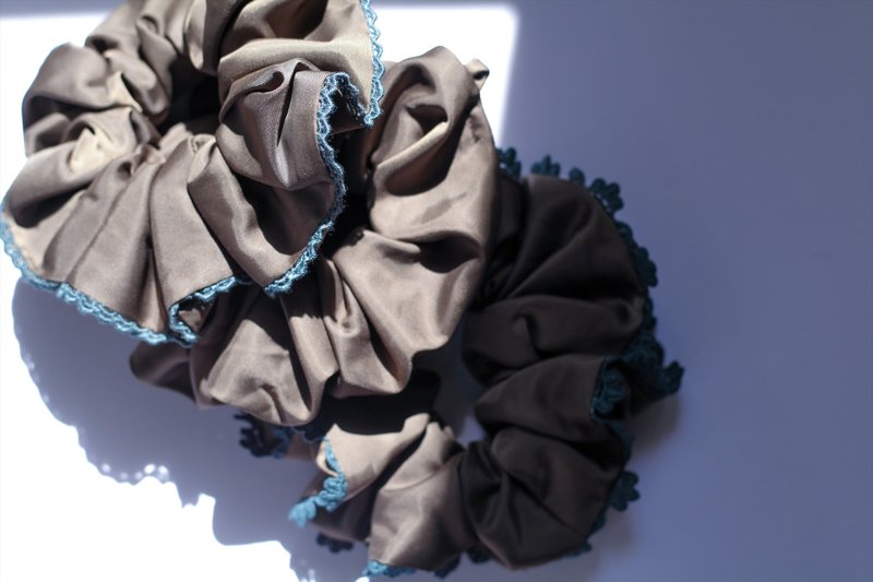 SARTO..轻配件系列/透明纱珠饰发圈・咖啡色 - 发饰 - 其他材质 咖啡色