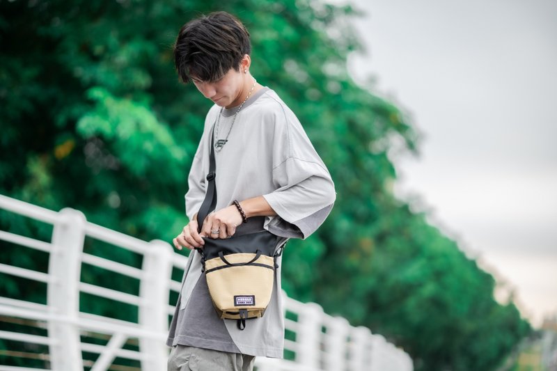 【MOOOSE】水桶小包 侧背包 小包 手机包 台湾制 YKK 防泼水 - 侧背包/斜挎包 - 尼龙 多色
