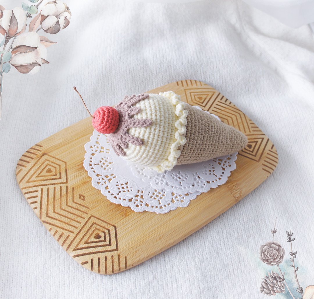 Play food crocheted sweets, Ice cream toy with cherry, Kids pretend kitchen - 玩具/玩偶 - 棉．麻 粉红色