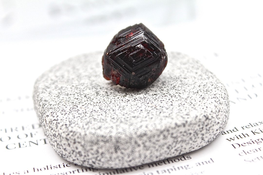 石栽 SHIZAI 天然锰铝榴石晶体矩阵刻痕-含底座 - 摆饰 - 宝石 红色