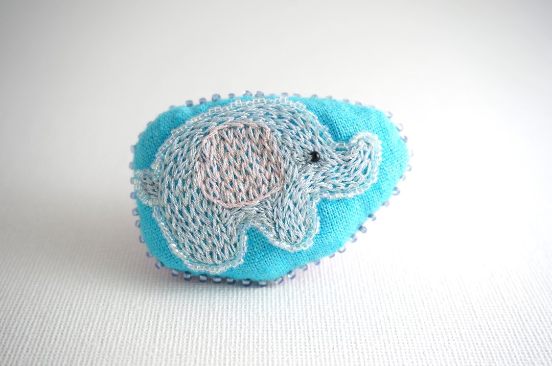 | Little Elephant |  手工刺绣 大象 别针 胸针 - 胸针 - 绣线 