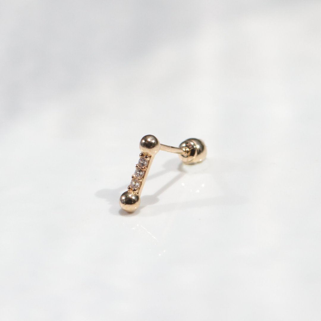 14K Straight CZ Bar Piercing 直条钻锁珠耳环耳骨 耳窝 不退色 - 耳环/耳夹 - 贵金属 金色