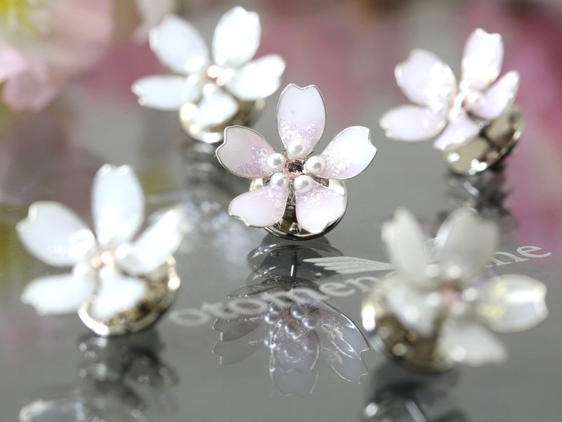 樱花飞舞 单轮胸针 - 胸针 - 树脂 粉红色