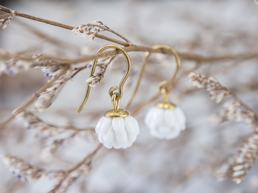 Globe Amaranth hook earrings - white porcelain - 耳环/耳夹 - 陶 白色